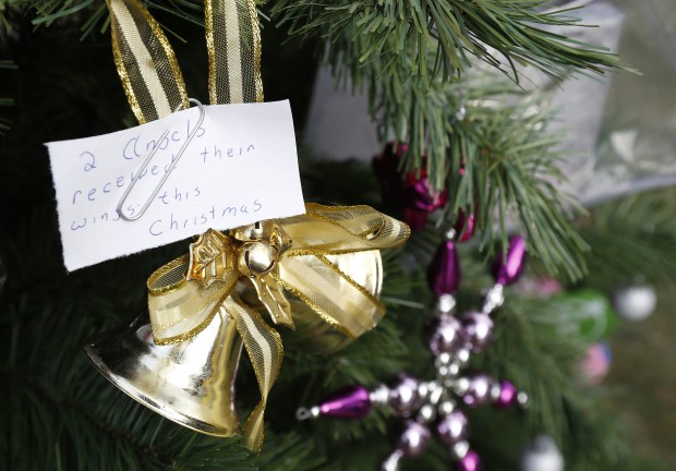 121012mp-girls-christmas-tree-4
